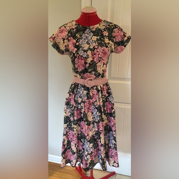 Vintage Floral Midi Length Tea Dress With Pink Belt - Picture 4 of 15